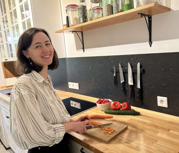 Foto von mir in der Küche beim Kochen